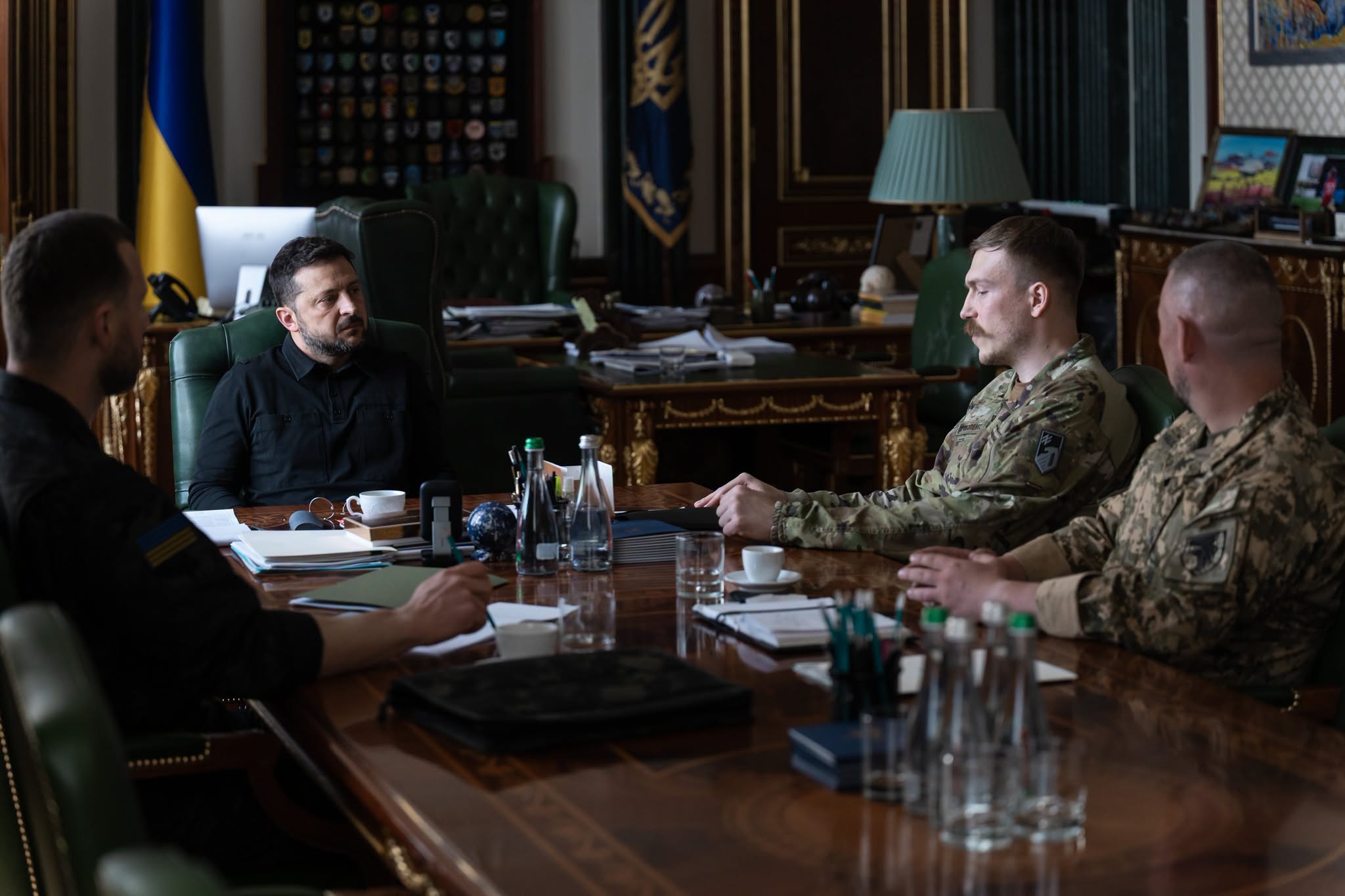 Зеленський зустрівся з командирами "Хартії", "Азова" та ДШВ: про що говорили