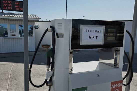 Силовики в Росії проводять рейди через дефіцит бензину: перевіряють гаражі та будинки