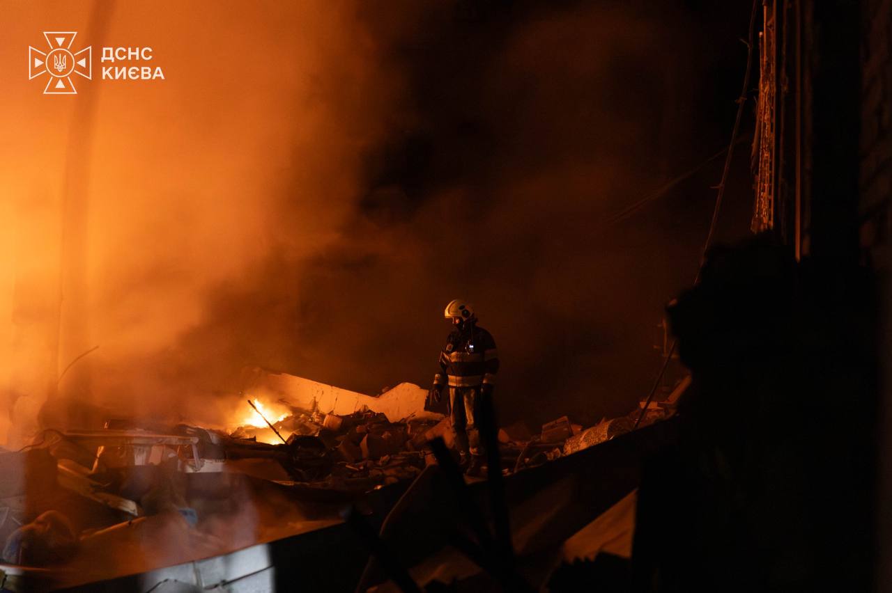 Ночной удар по Киеву: ГСЧС показала последствия попаданий возле детской больницы
