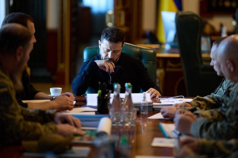 Зеленський провів нараду з військовими: Україна скорегувала частину операцій та затвердила нові удари по РФ
