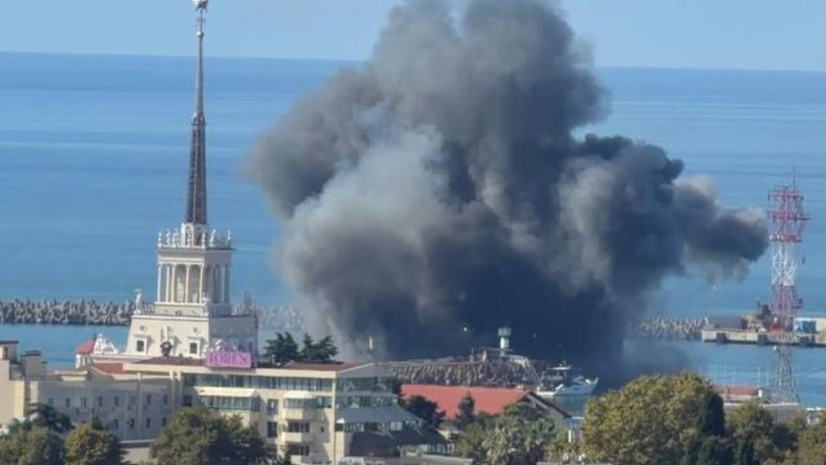 ВМС заявили про ураження двох російських суден у Криму та Сочі