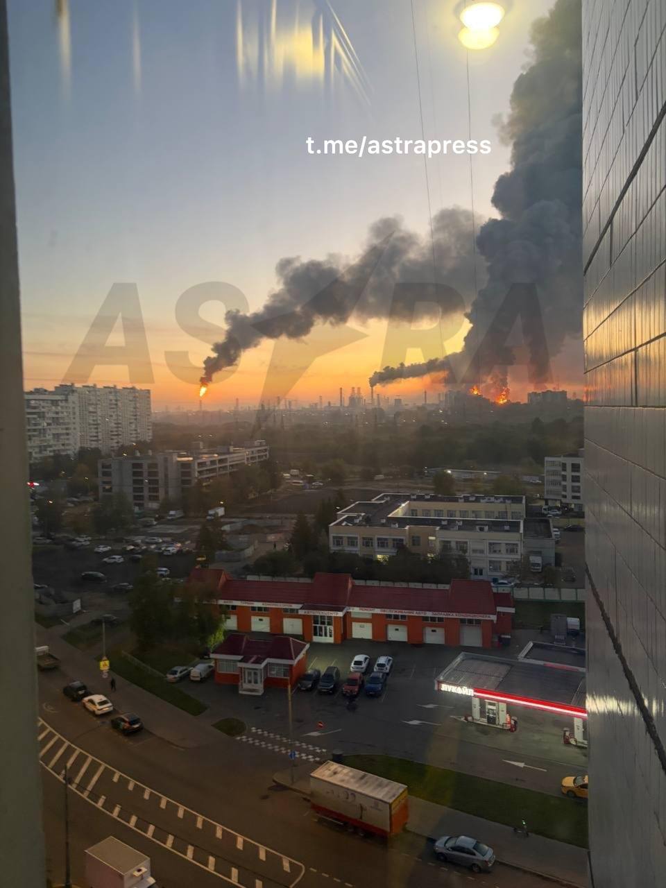 В Москве после атаки дронов вспыхнул НПЗ, обеспечивающий 40% горючего столицы РФ
