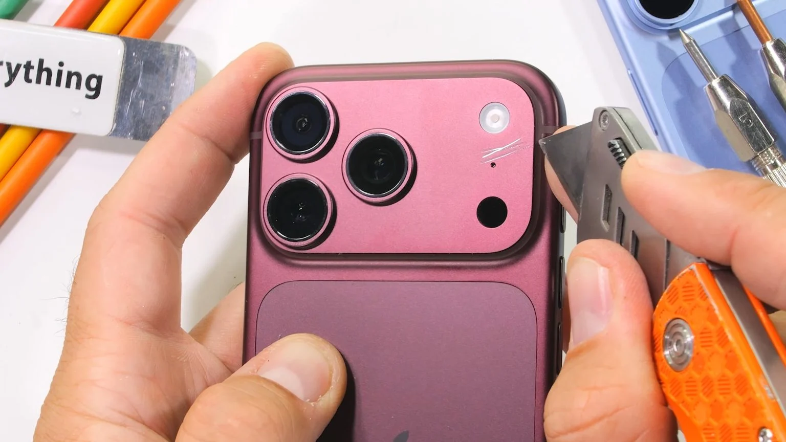 iPhone 18 Pro прошел тест на прочность JerryRigEverything: что показало испытание