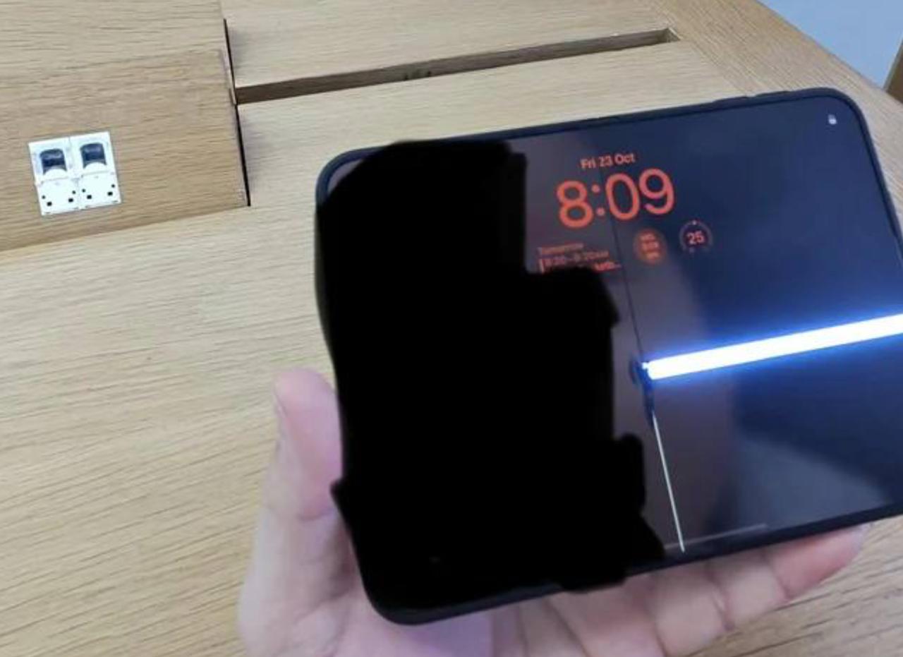Старт продаж сопровождается браком: iPhone Duo треснул после нескольких открываний.