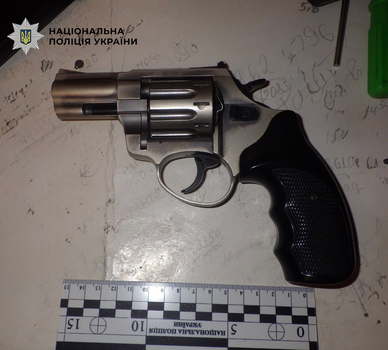 У Києві п’яний чоловік стріляв із балкона восьмого поверху: його затримала поліція