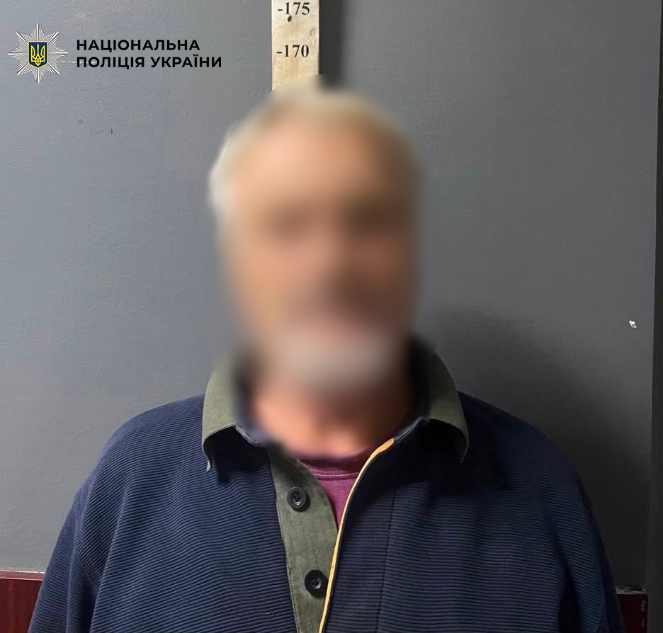 У Києві п’яний чоловік стріляв із балкона восьмого поверху: його затримала поліція