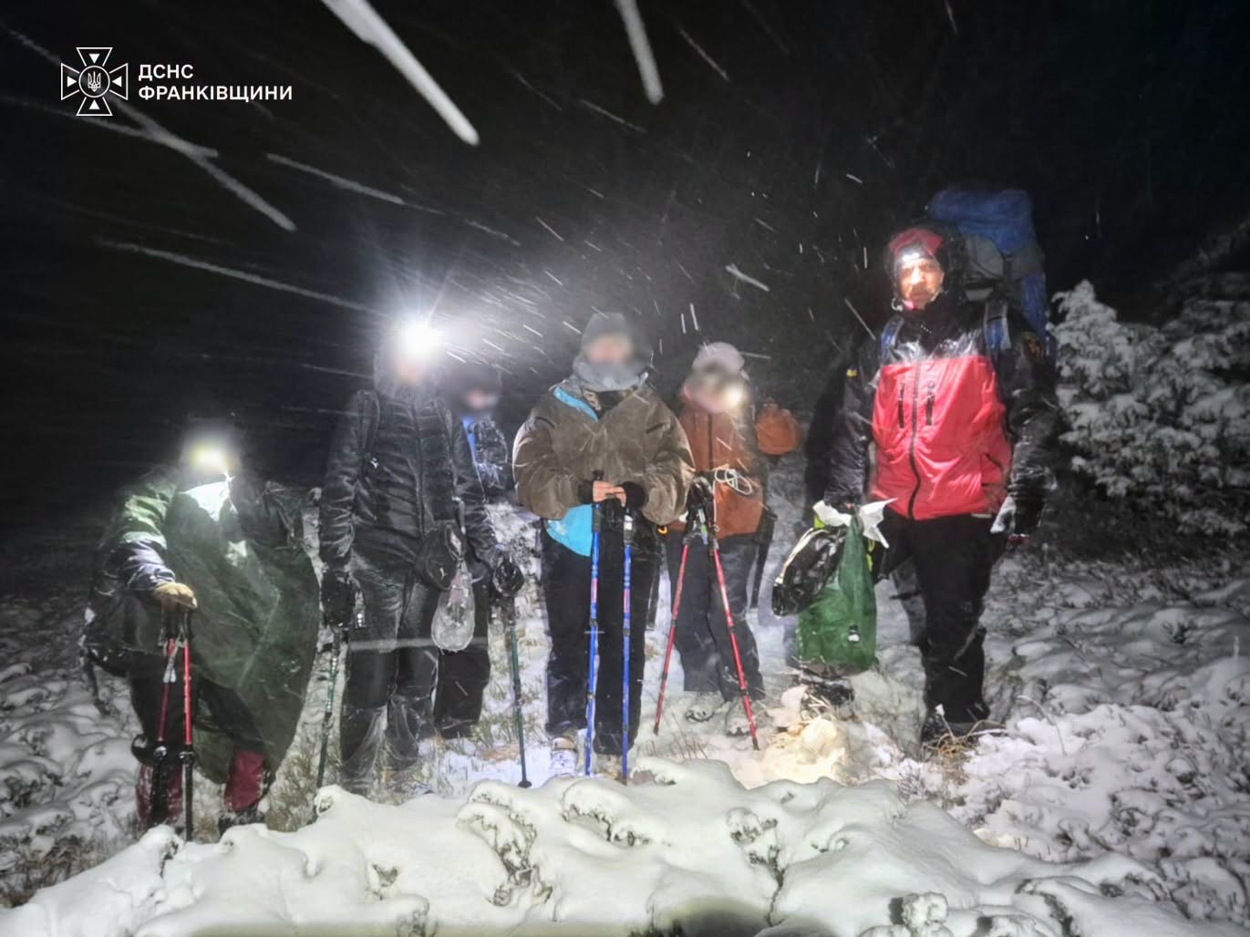 Карпаты засыпало снегом: на горе Поп Иван -5°, спасатели помогли четырем туристам (ФОТО)