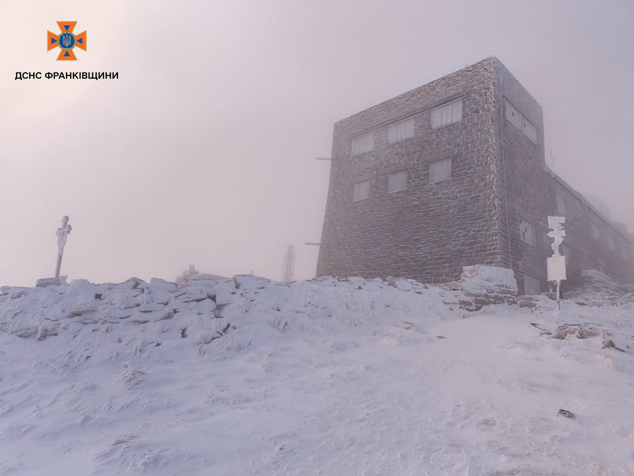 Карпаты засыпало снегом: на горе Поп Иван -5°, спасатели помогли четырем туристам (ФОТО)