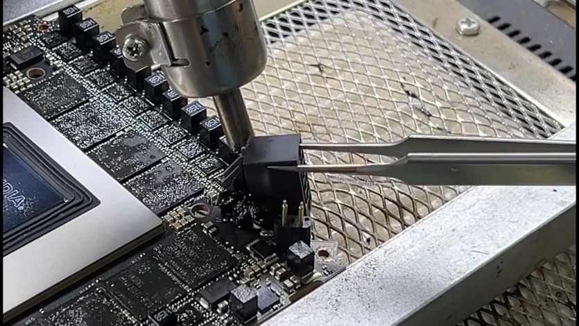 У RTX 5090 і RTX 4090 масово плавляться роз'єми живлення: за два дні до майстерні надійшло 8 відеокарт